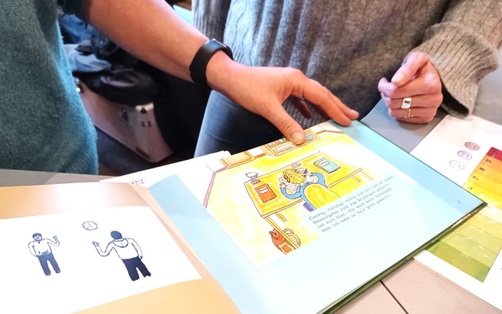 Foto zeigt wie durch ein Buch geblättert wird