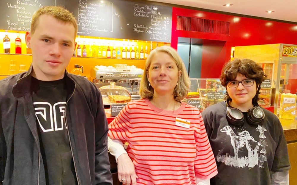 Foto zeigt drei Personen (von links: einen Mann und zwei Frauen)