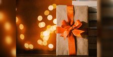 Foto zeigt Buch mit Schleife verpackt