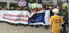 Gruppe hält Plakat mit Aufschrift Tag der Gleichstellung hoch