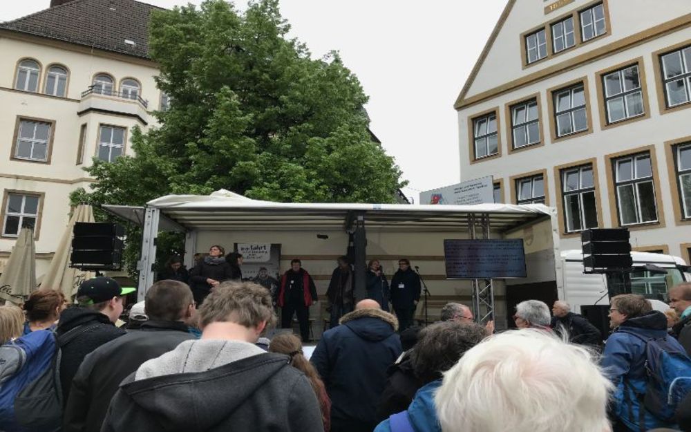 Foto Menschen auf einer Bühne