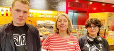 Foto zeigt die Teilnehmenden der Fragerunde im Foyer des Lichtwerk-Kinos in Bielefeld (von links: Robert, Bettina Mester vom ATZ Bielefeld-Mitte und Nihan)