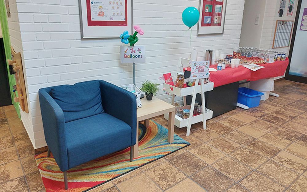 Foto zeigt Sessel, Candy Bar und Tisch mit Lebensmitteln und Getränken