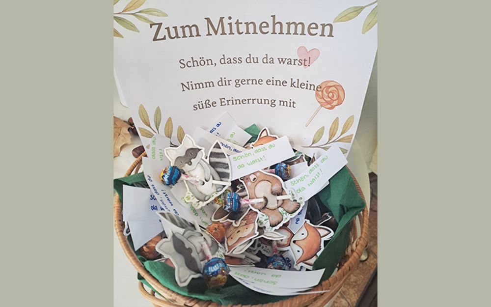 Foto zeigt einen Korb mit Lollies. An jedem Lollie ist ein Tier aus Papier befestigt und ein Zettel mit der Aufschrift "Schön, dass du da warst!"