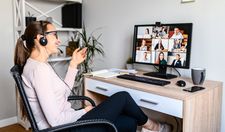 Foto zeigt eine Frau vorm PC