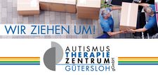 Foto zeigt zwei Männer mit Umzugskartons und dem Schriftzug "Wir ziehen um"