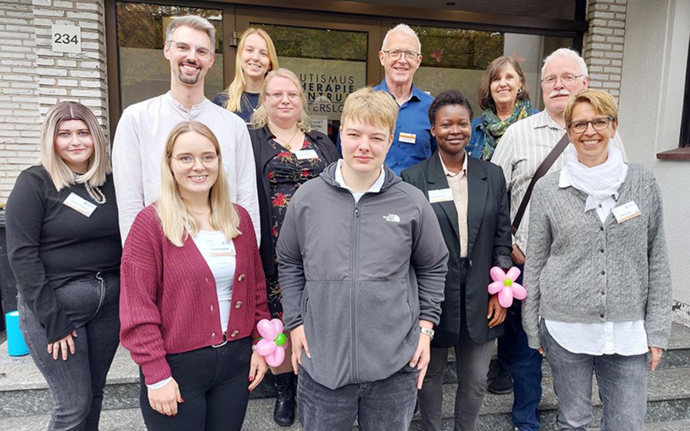 Gruppenbild vorm Autismus-Therapie-Zentrum in Gütersloh, Isselhorster Straße 234