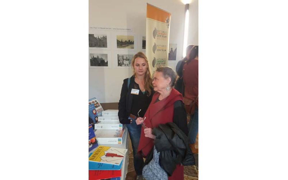 Foto Mitarbeiterin am Infostand