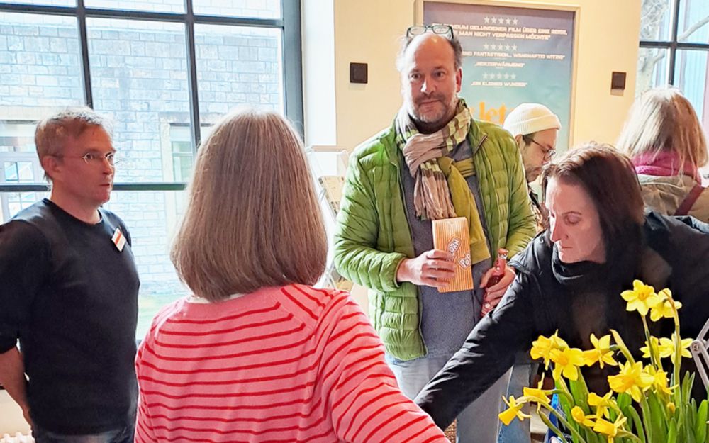 Foto zeigt vier Personen am Infostand von autismus OWL e.V.