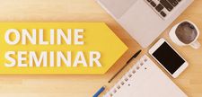 Foto zeigt Aufschrift Online-Seminar, Handy, Stift, Block, Laptop-Tastatur und Kaffeetasse