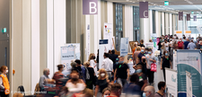 Foto zeigt Besucher und Infostände auf der Autismus-Messe und dem Fachtag OWL in der FH Bielefeld