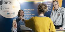 Mitarbeiter des Vereins autismus OWL e.V. am neuen Messestand