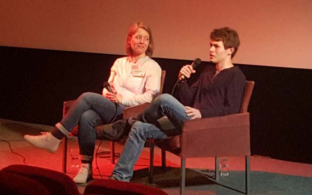Foto Diskussionsrunde Therapeutin und Klient