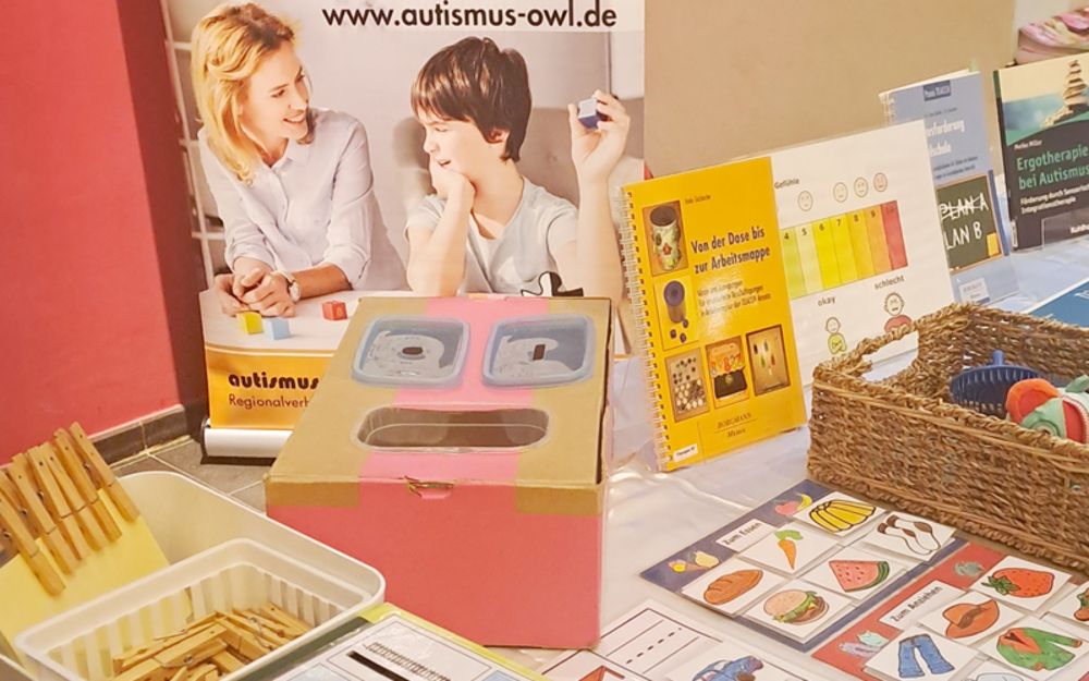 Foto zeigt verschiedene Materialien und Bücher zum Thema Autismus