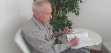 Werner Müller vor seinem Manuskript