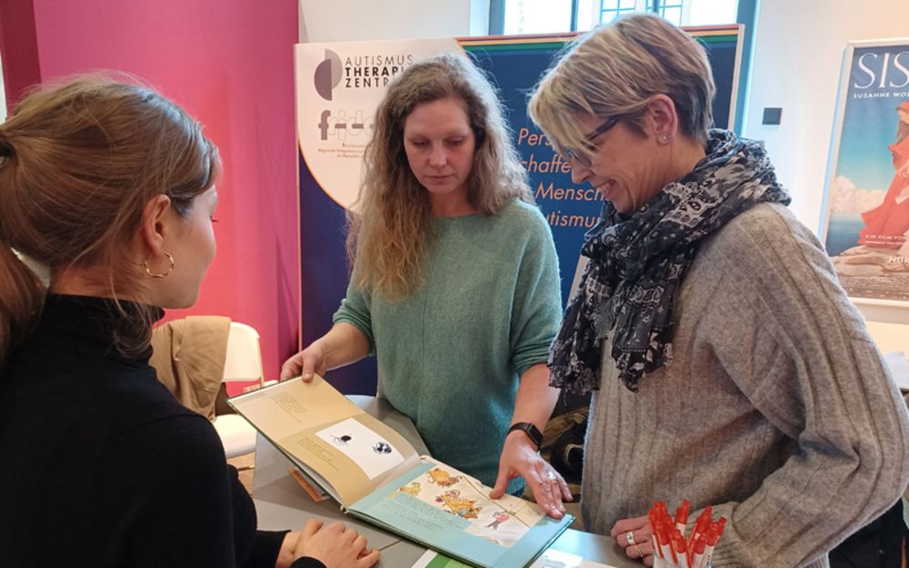 Foto zeigt die Bereichsleitungen der Autismus-Therapie-Zentren Melanie Esken und Kirsten Webring sowie Mitarbeitern Judith  Schlüter vom ATZ Bielefeld