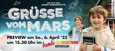 Foto zeigt zwei Jungen und Schriftzug "Grüße vom Mars"