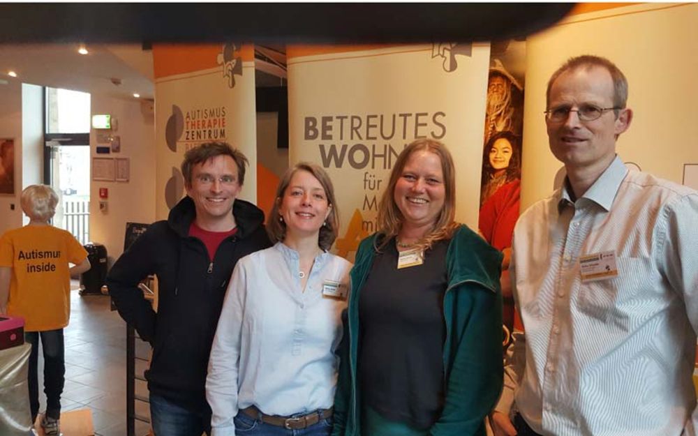 Foto Mitarbeiter autismus OWL e.V. am Infostand 