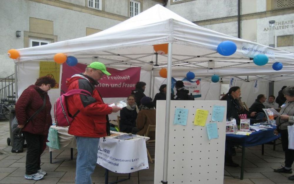 Foto Menschen an einem Infostand