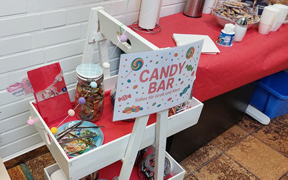 Foto zeigt die Candy-Bar mit vielen bunten Süßigkeiten.