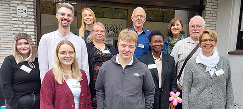Guppenbild vorm Eingang des Autismus-Therapie-Zentrums Gütersloh