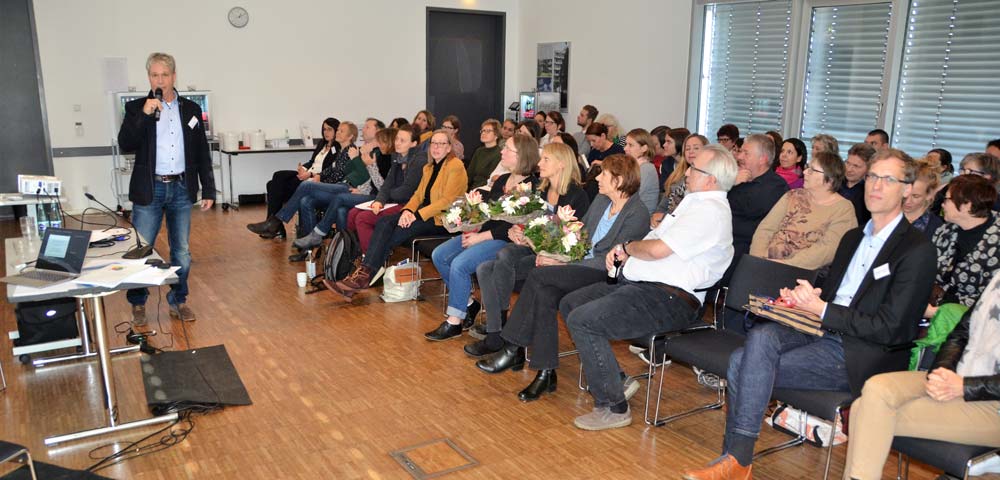 Gruppenbild Blumenübergabe bei der Abschlussveranstaltung des Forschungsprojekts Bildungsteilhabe durch schulische Assistenz