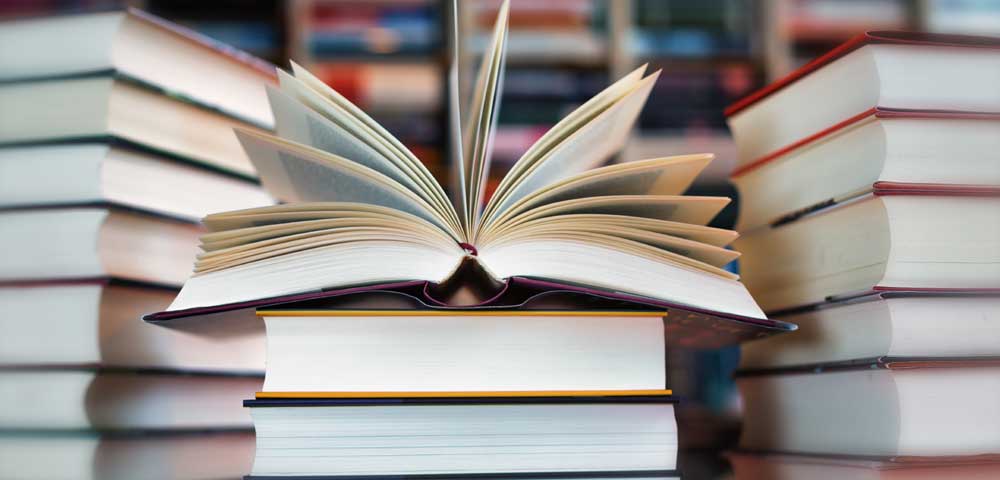 Foto zeigt einen Stapel mit Büchern