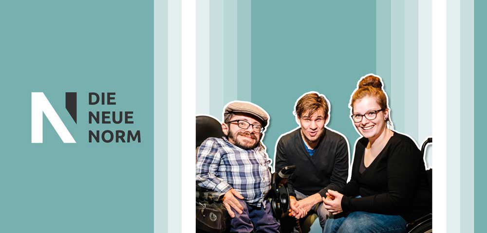 Logo neue Norm und Abbildung zwei Männer und eine Frau