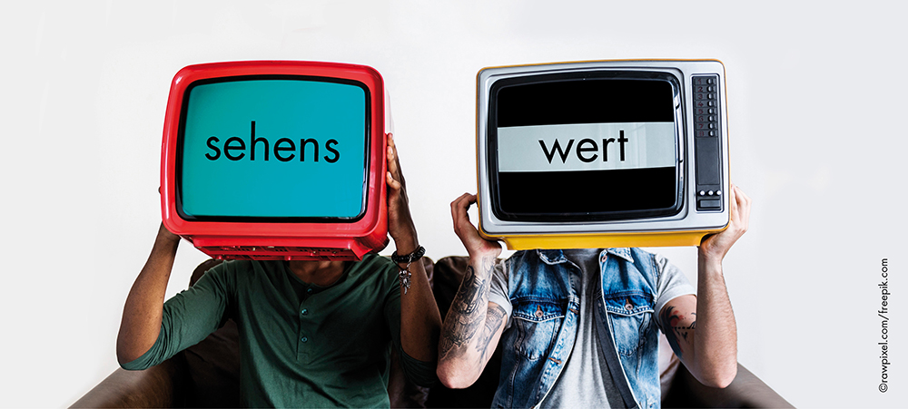 Foto zeigt zwei Personen, die beide ein Retro-Fernsehgerät hochhalten vor ihr Gesicht. Auf den Bildschirmen steht "Sehenswert".