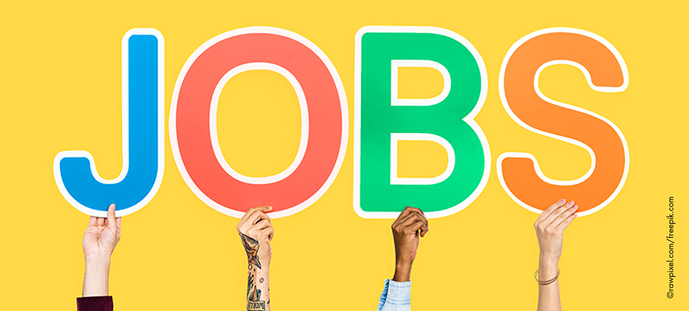 Foto zeigt Hände, die bunte Buchstaben hochhalten. Die Buchstaben bilden das Wort "Jobs".