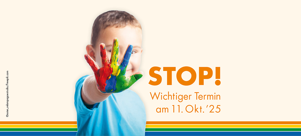 Foto zeigt einen kleinen Jungen, der seine Hand hebt mit dem Hinweis "Stop, wichtiger Termin am 11. Oktober 2025"