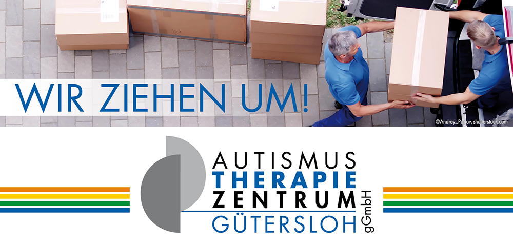 Foto zeigt zwei Männer mit Umzugskartons und dem Schriftzug "Wir ziehen um"