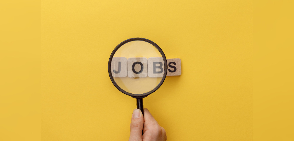 Foto zeigt eine Hand, die eine Lupe hält