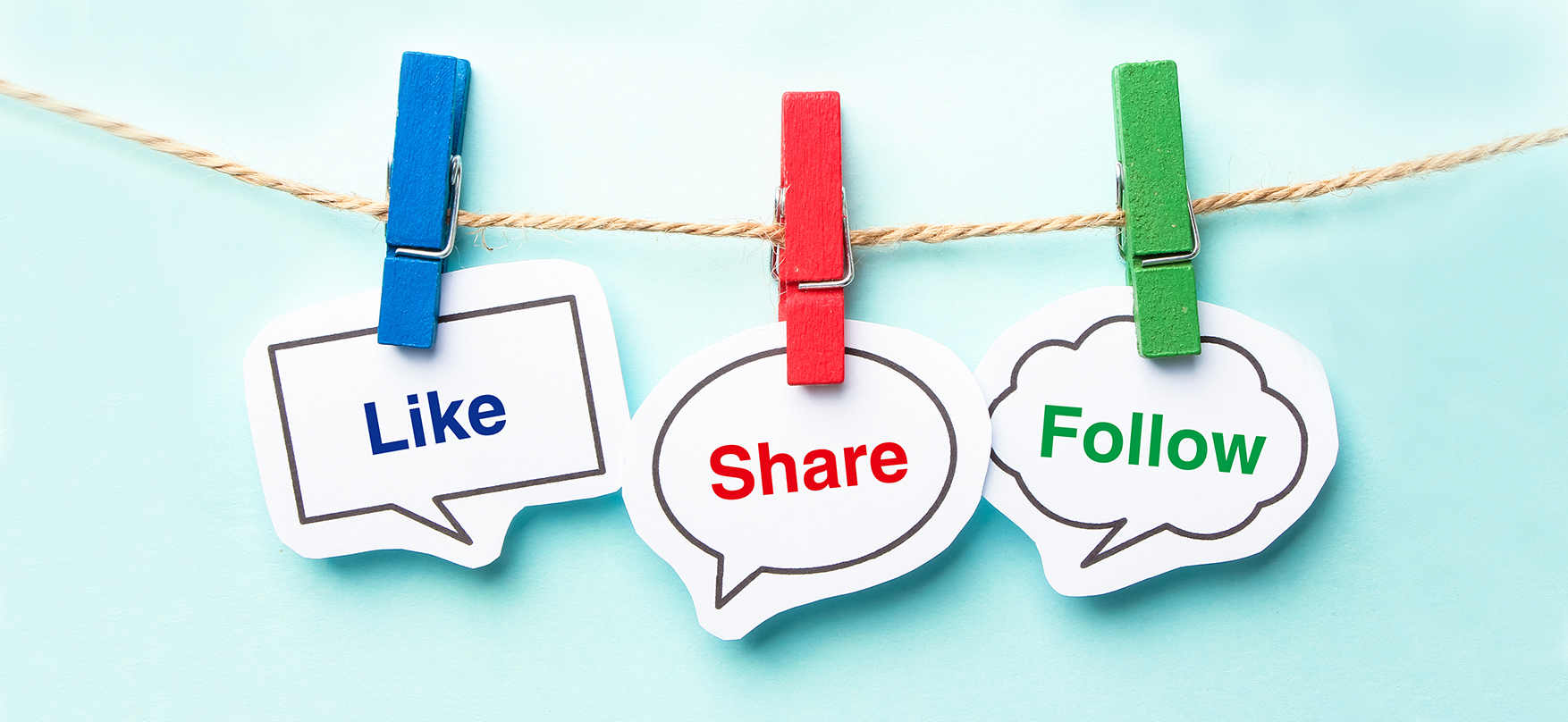 Foto zeigt auf Papier geschrieben die Wörter "Like", "Share" und "Follow"