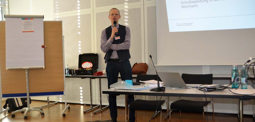 Foto Markus Schneider spricht zum Publikum