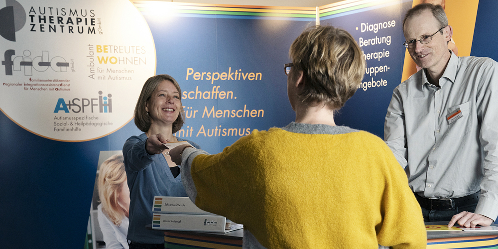 Mitarbeitende des Vereins am neuen Messestand Mitarbeitende des Vereins am neuen Messestand