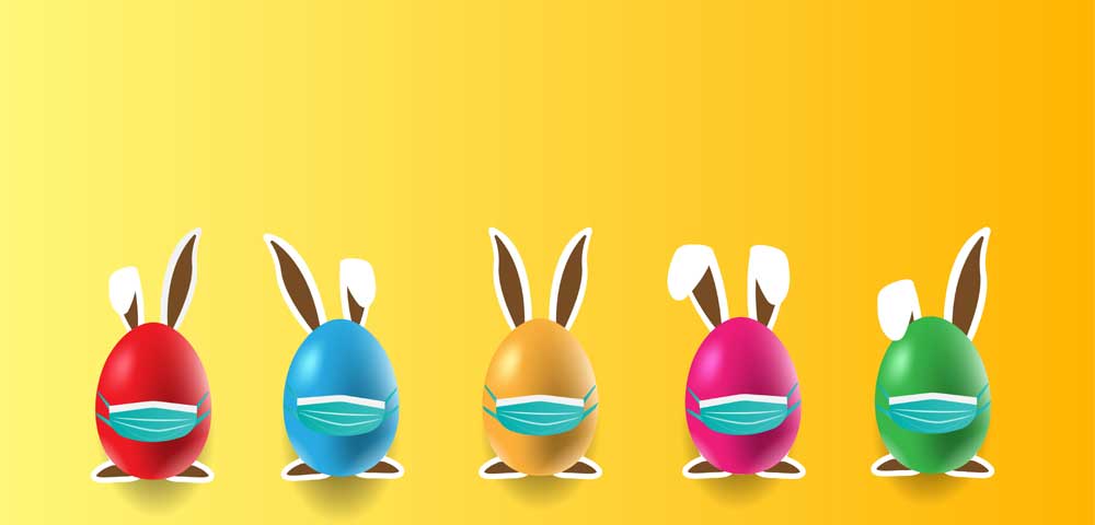 Farbige Ostereier in Form eines Osterhasen mit Mundschutz