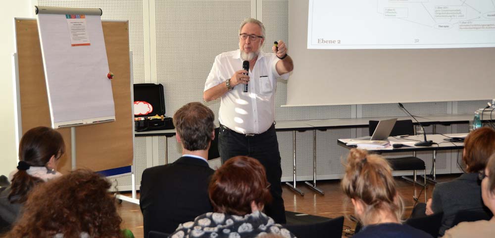 Foto Prof. Dr. Peter Rödler spricht zum Publikum