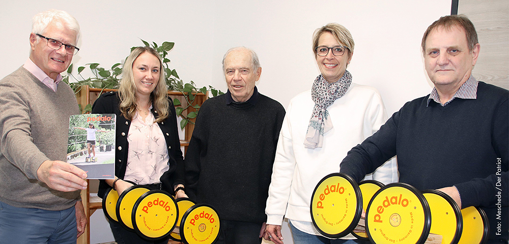 Foto zeigt mehrere Personen bei einer Spendenübergabe