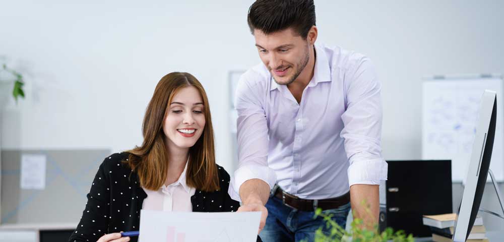 Foto zeigt Frau und Mann im Büro
