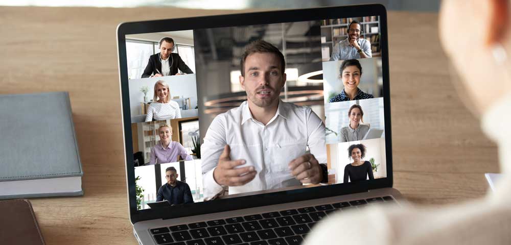 Foto zeigt Bildschirm vom Laptop und Person davor