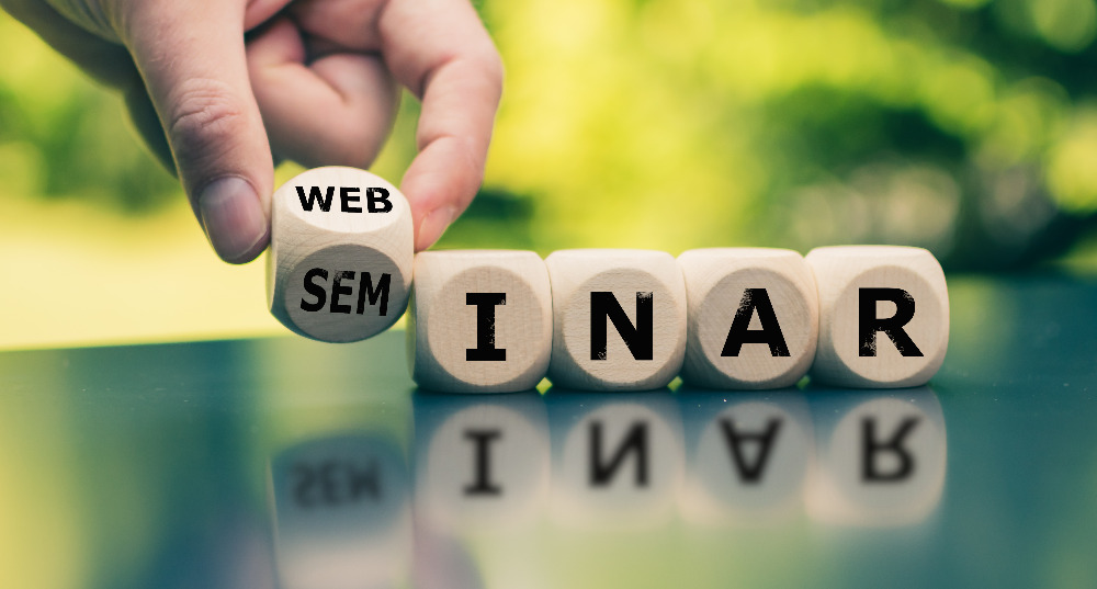 Foto zeigt Würfel, die das Wort Webinar bilden